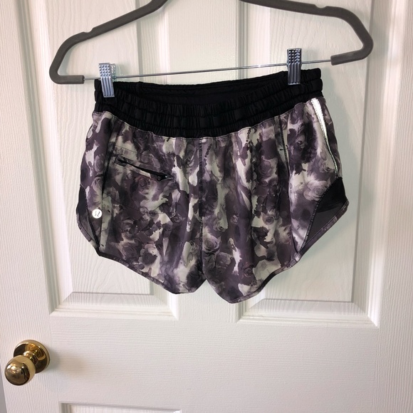 Lululemon Hotty Hot Short Black Roses - Picture 4 of 11